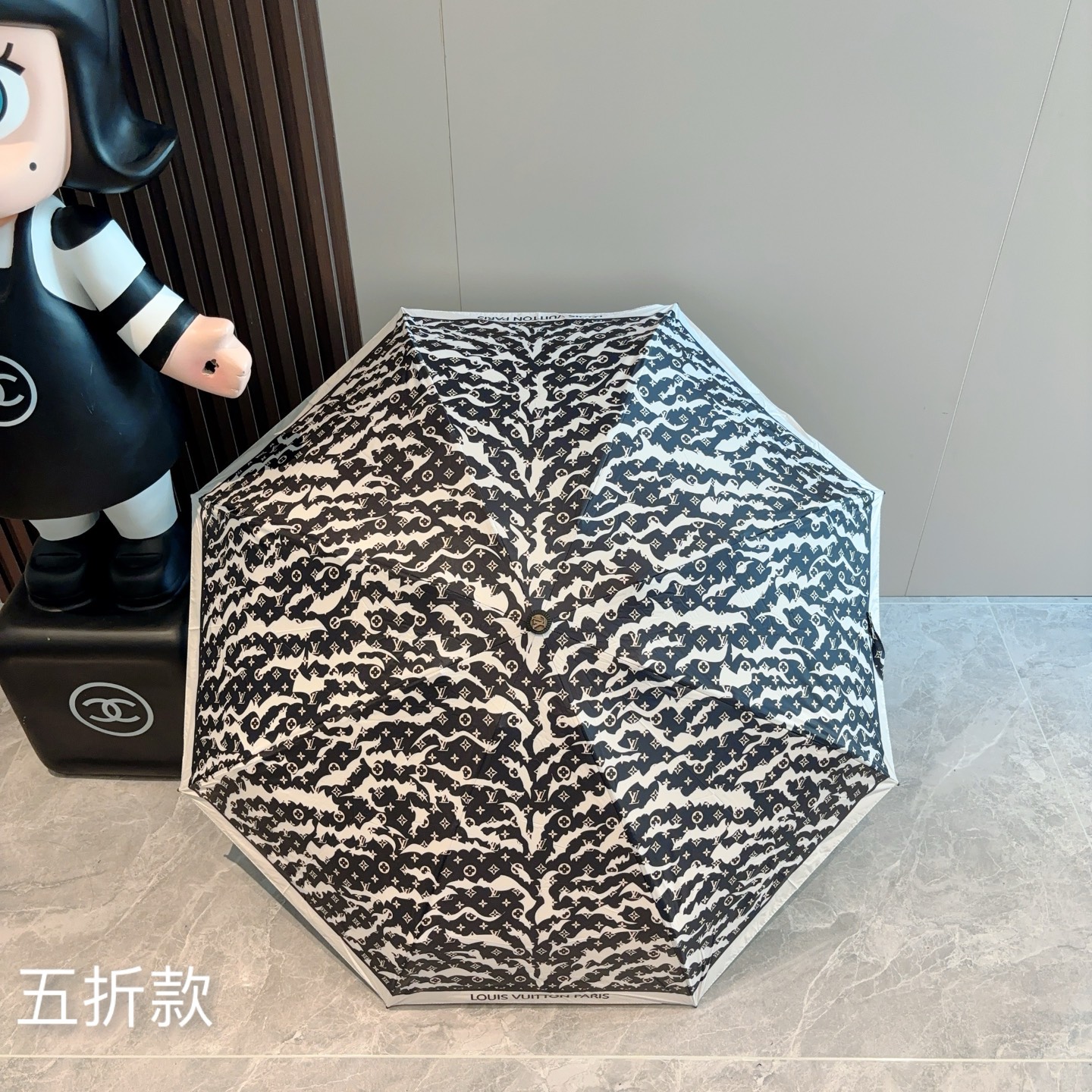  LOUIS VUITTON（路易威登）五折伞 热卖款 时尚指数爆表 不论晴天雨天使用都相得益彰 拥有它