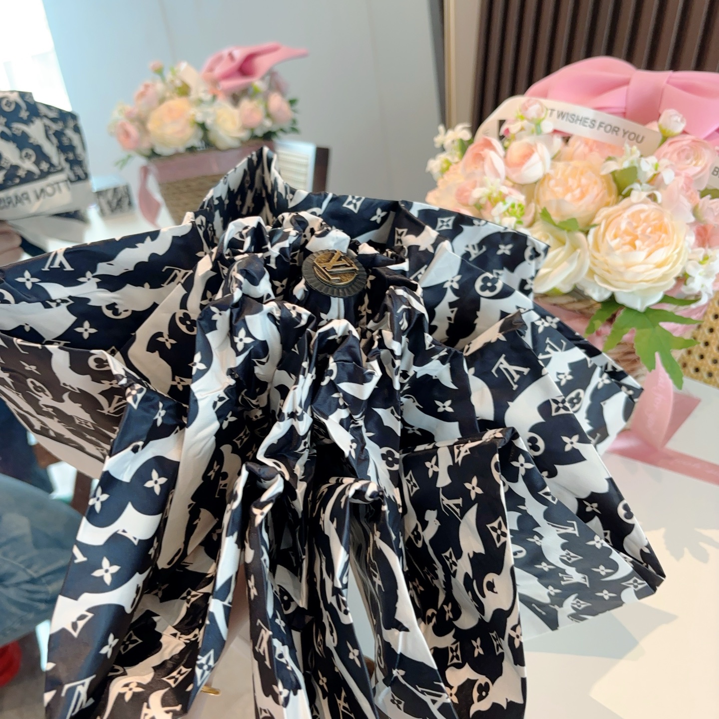  LOUIS VUITTON（路易威登）五折伞 热卖款 时尚指数爆表 不论晴天雨天使用都相得益彰 拥有它