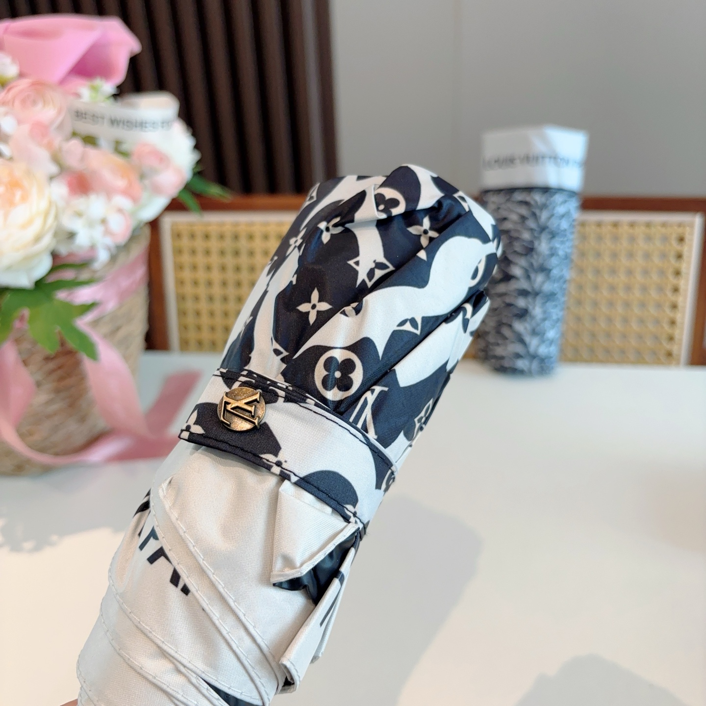 LOUIS VUITTON（路易威登）五折伞 热卖款 时尚指数爆表 不论晴天雨天使用都相得益彰 拥有它