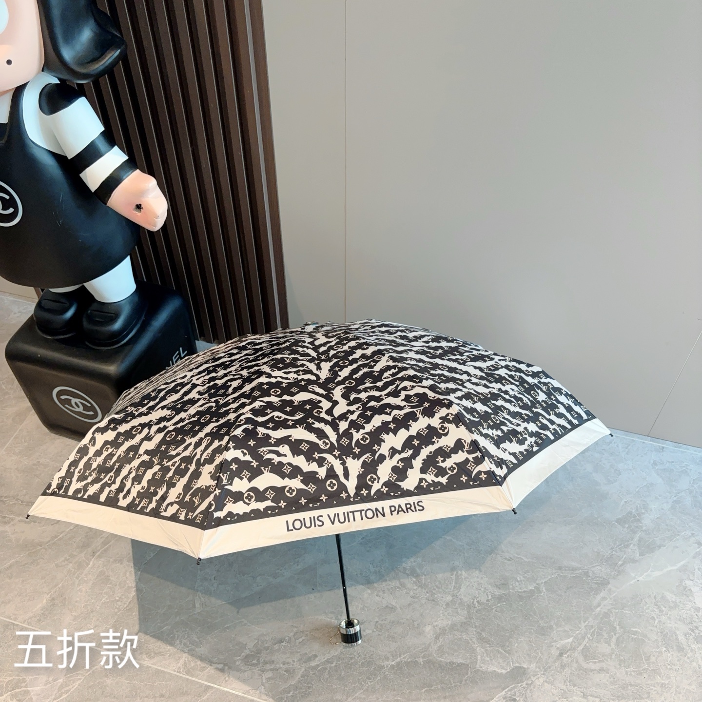  LOUIS VUITTON（路易威登）五折伞 热卖款 时尚指数爆表 不论晴天雨天使用都相得益彰 拥有它