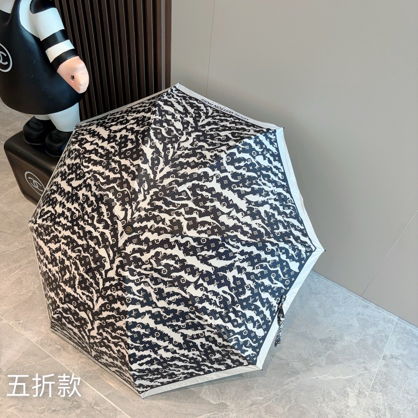  LOUIS VUITTON（路易威登）五折伞 热卖款 时尚指数爆表 不论晴天雨天使用都相得益彰 拥有它