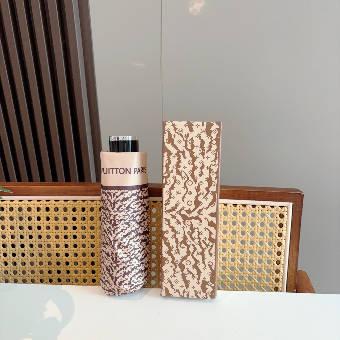  LOUIS VUITTON（路易威登）五折伞 热卖款 时尚指数爆表 不论晴天雨天使用都相得益彰 拥有它