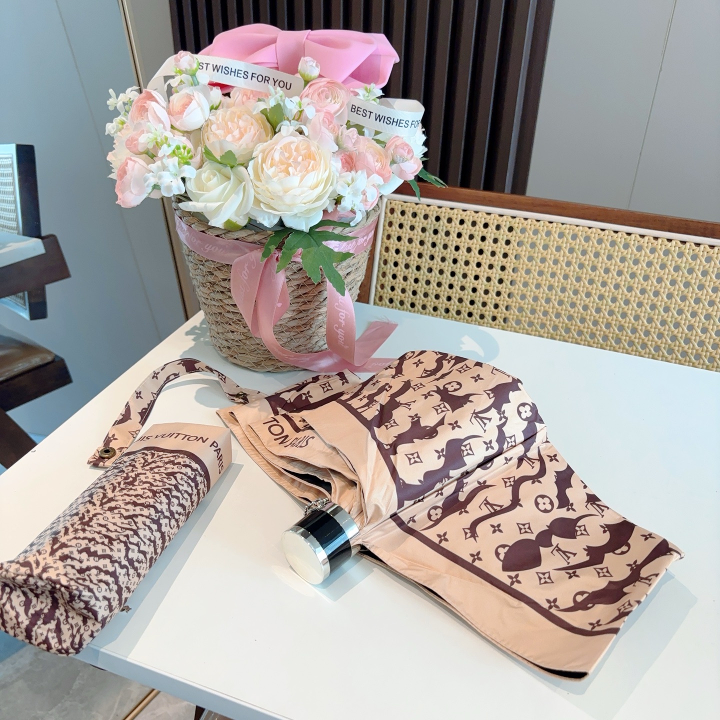  LOUIS VUITTON（路易威登）五折伞 热卖款 时尚指数爆表 不论晴天雨天使用都相得益彰 拥有它
