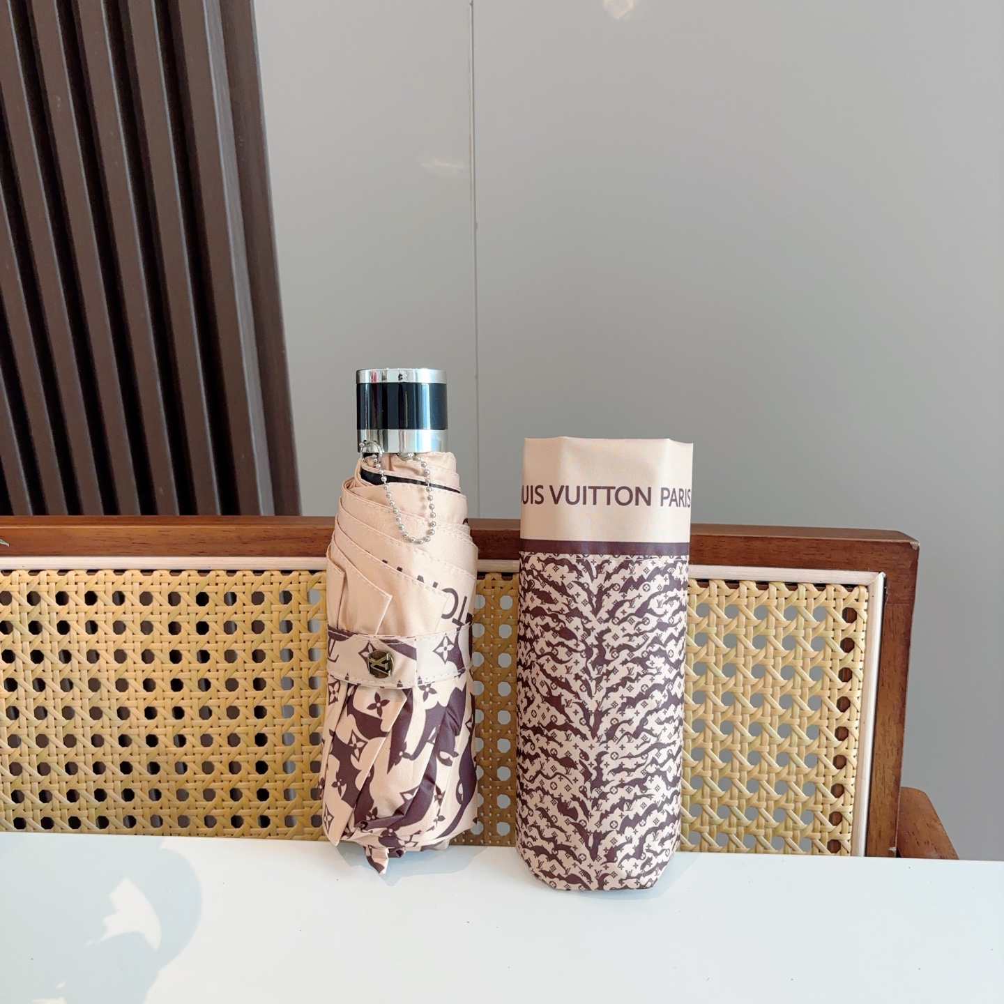  LOUIS VUITTON（路易威登）五折伞 热卖款 时尚指数爆表 不论晴天雨天使用都相得益彰 拥有它
