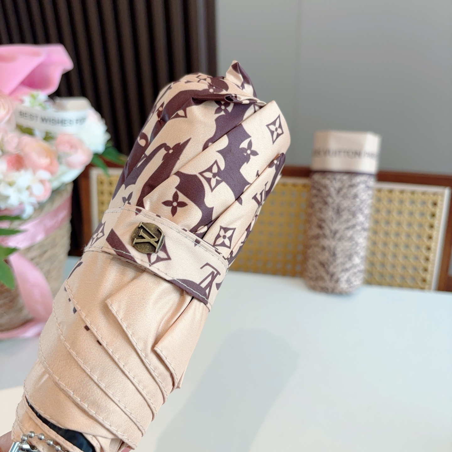  LOUIS VUITTON（路易威登）五折伞 热卖款 时尚指数爆表 不论晴天雨天使用都相得益彰 拥有它