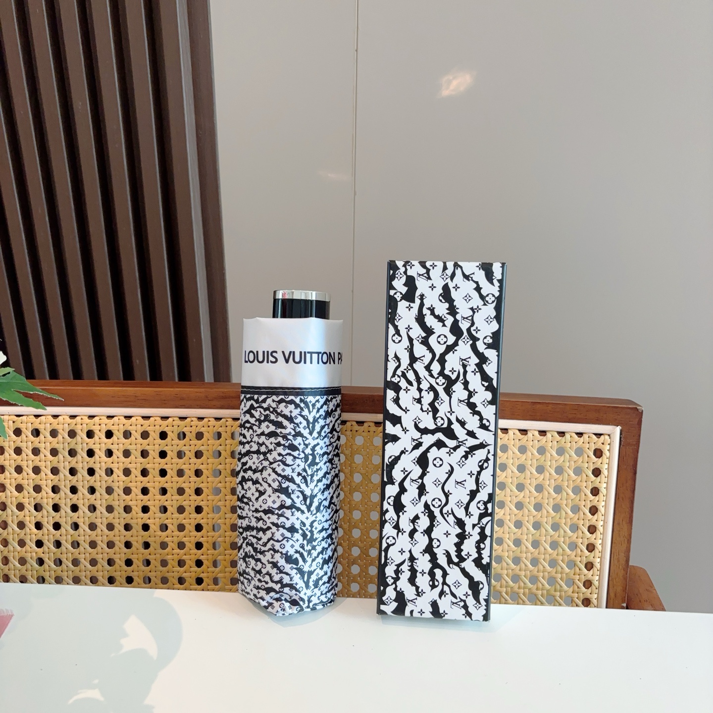  LOUIS VUITTON（路易威登）五折伞 热卖款 时尚指数爆表 不论晴天雨天使用都相得益彰 拥有它