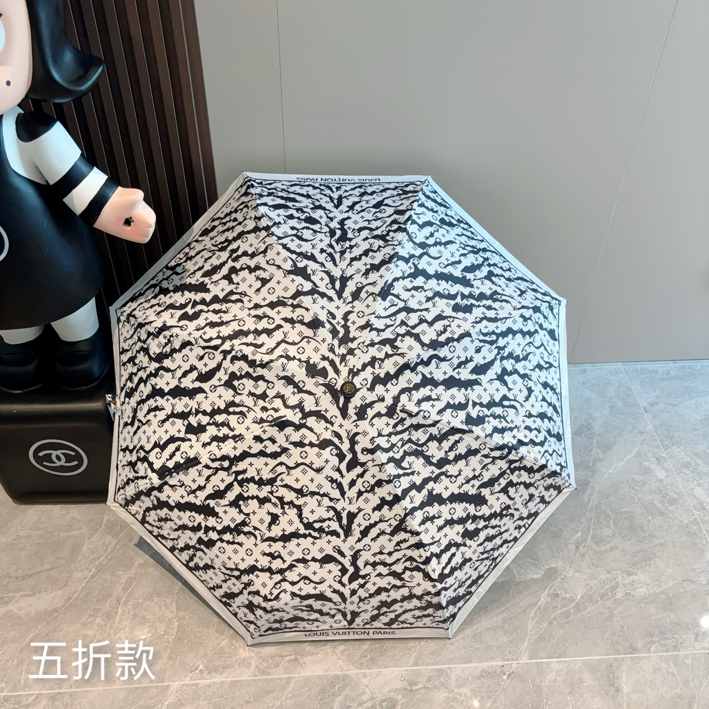  LOUIS VUITTON（路易威登）五折伞 热卖款 时尚指数爆表 不论晴天雨天使用都相得益彰 拥有它
