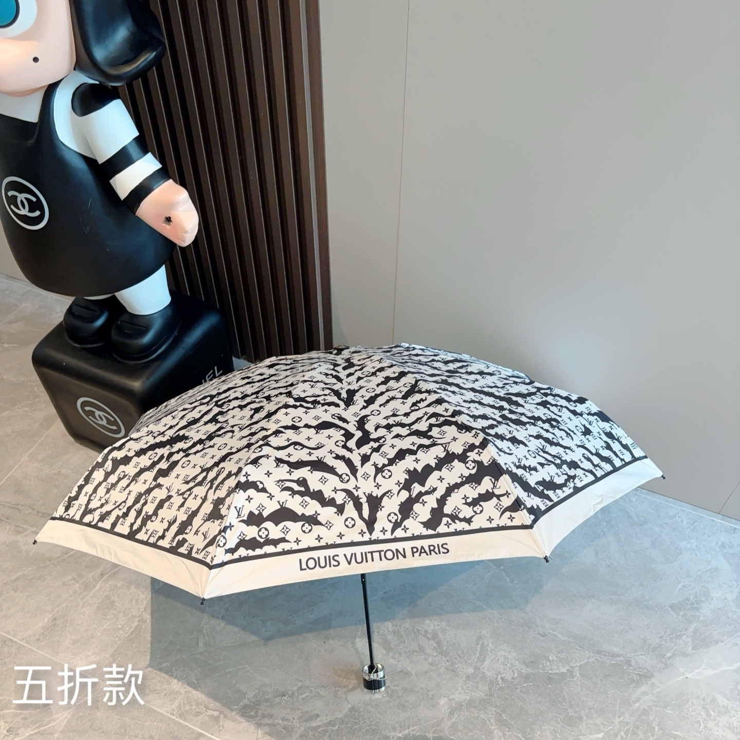  LOUIS VUITTON（路易威登）五折伞 热卖款 时尚指数爆表 不论晴天雨天使用都相得益彰 拥有它