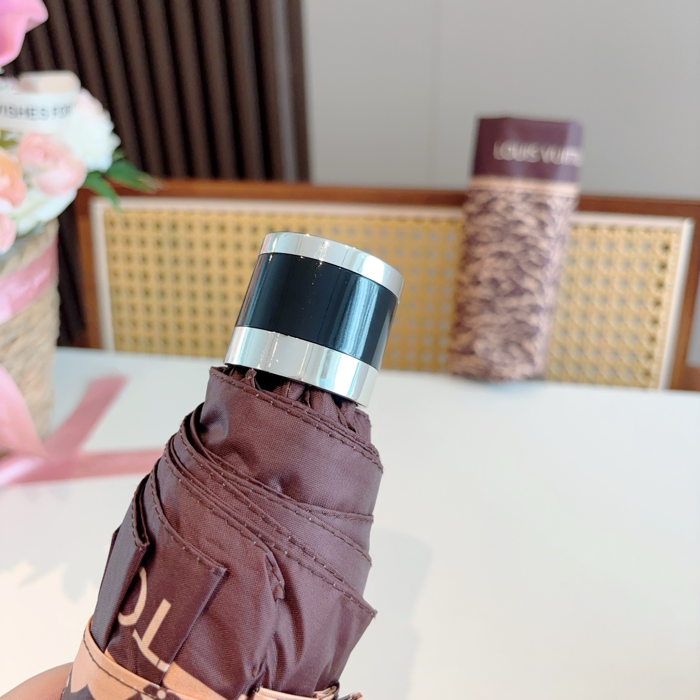  LOUIS VUITTON（路易威登）五折伞 热卖款 时尚指数爆表 不论晴天雨天使用都相得益彰 拥有它