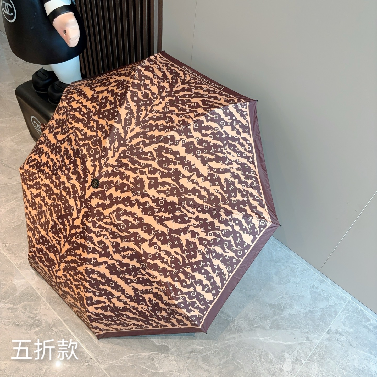  LOUIS VUITTON（路易威登）五折伞 热卖款 时尚指数爆表 不论晴天雨天使用都相得益彰 拥有它