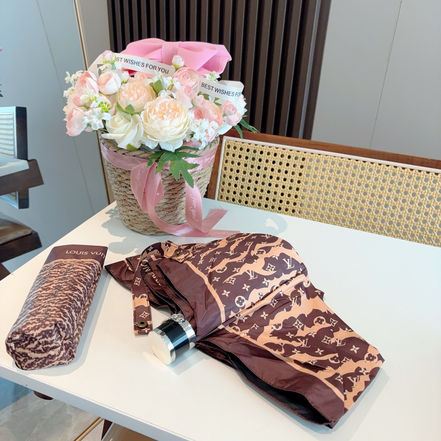  LOUIS VUITTON（路易威登）五折伞 热卖款 时尚指数爆表 不论晴天雨天使用都相得益彰 拥有它