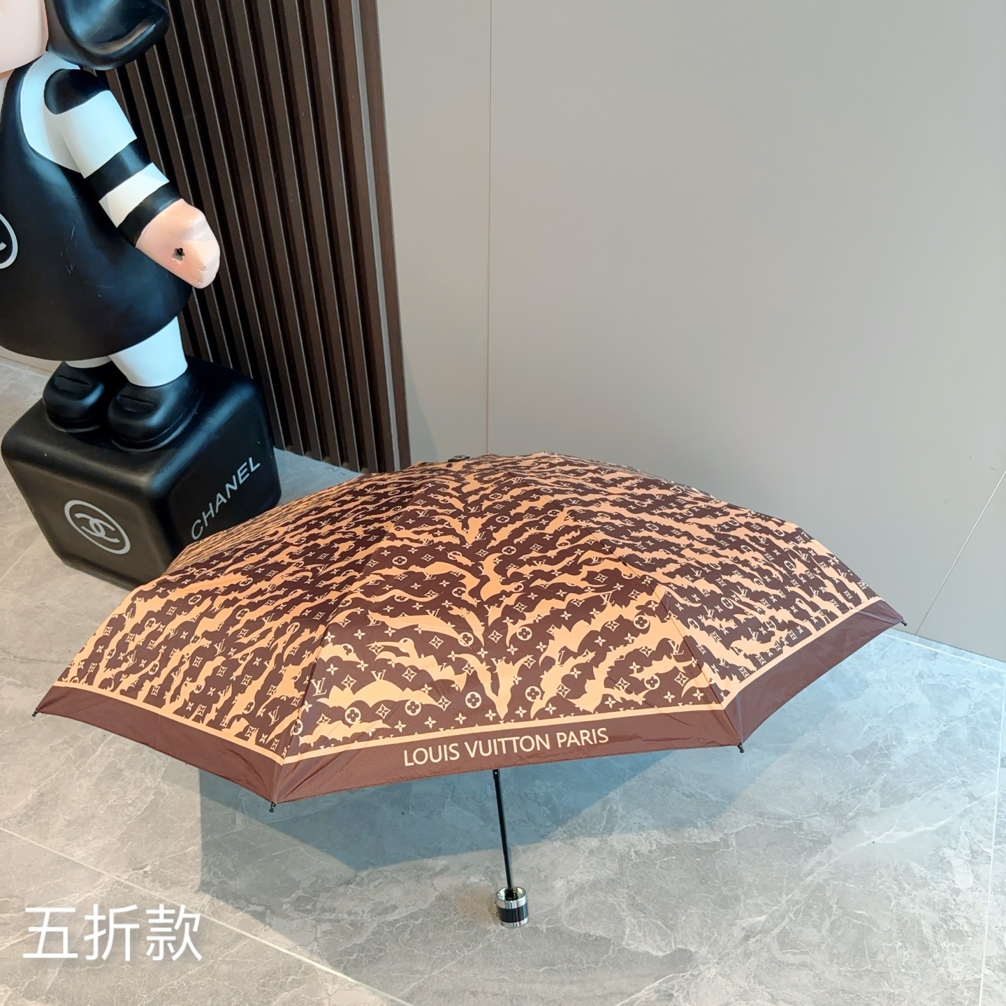  LOUIS VUITTON（路易威登）五折伞 热卖款 时尚指数爆表 不论晴天雨天使用都相得益彰 拥有它