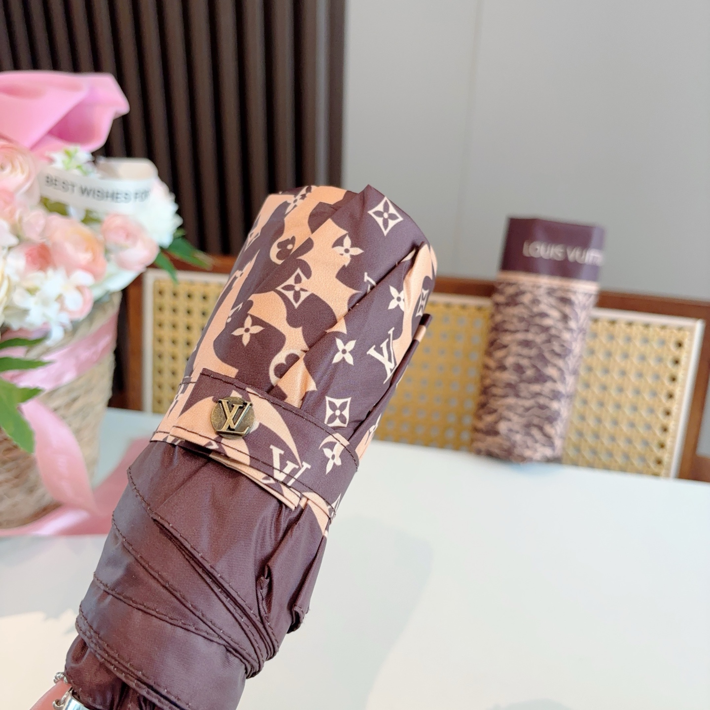  LOUIS VUITTON（路易威登）五折伞 热卖款 时尚指数爆表 不论晴天雨天使用都相得益彰 拥有它