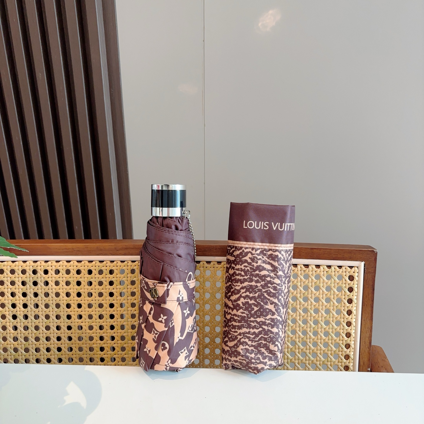  LOUIS VUITTON（路易威登）五折伞 热卖款 时尚指数爆表 不论晴天雨天使用都相得益彰 拥有它