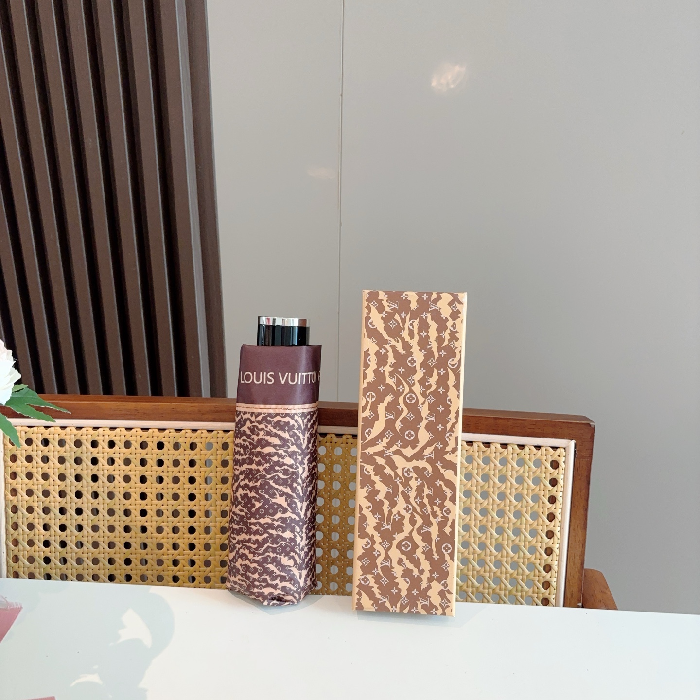  LOUIS VUITTON（路易威登）五折伞 热卖款 时尚指数爆表 不论晴天雨天使用都相得益彰 拥有它