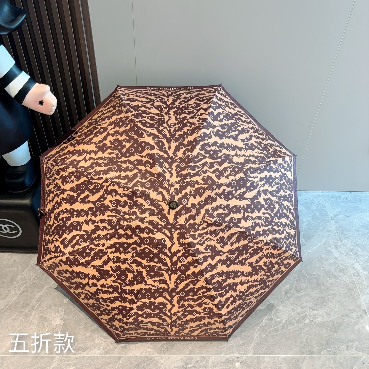  LOUIS VUITTON（路易威登）五折伞 热卖款 时尚指数爆表 不论晴天雨天使用都相得益彰 拥有它