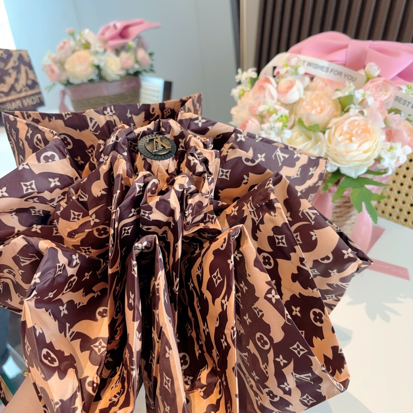  LOUIS VUITTON（路易威登）五折伞 热卖款 时尚指数爆表 不论晴天雨天使用都相得益彰 拥有它