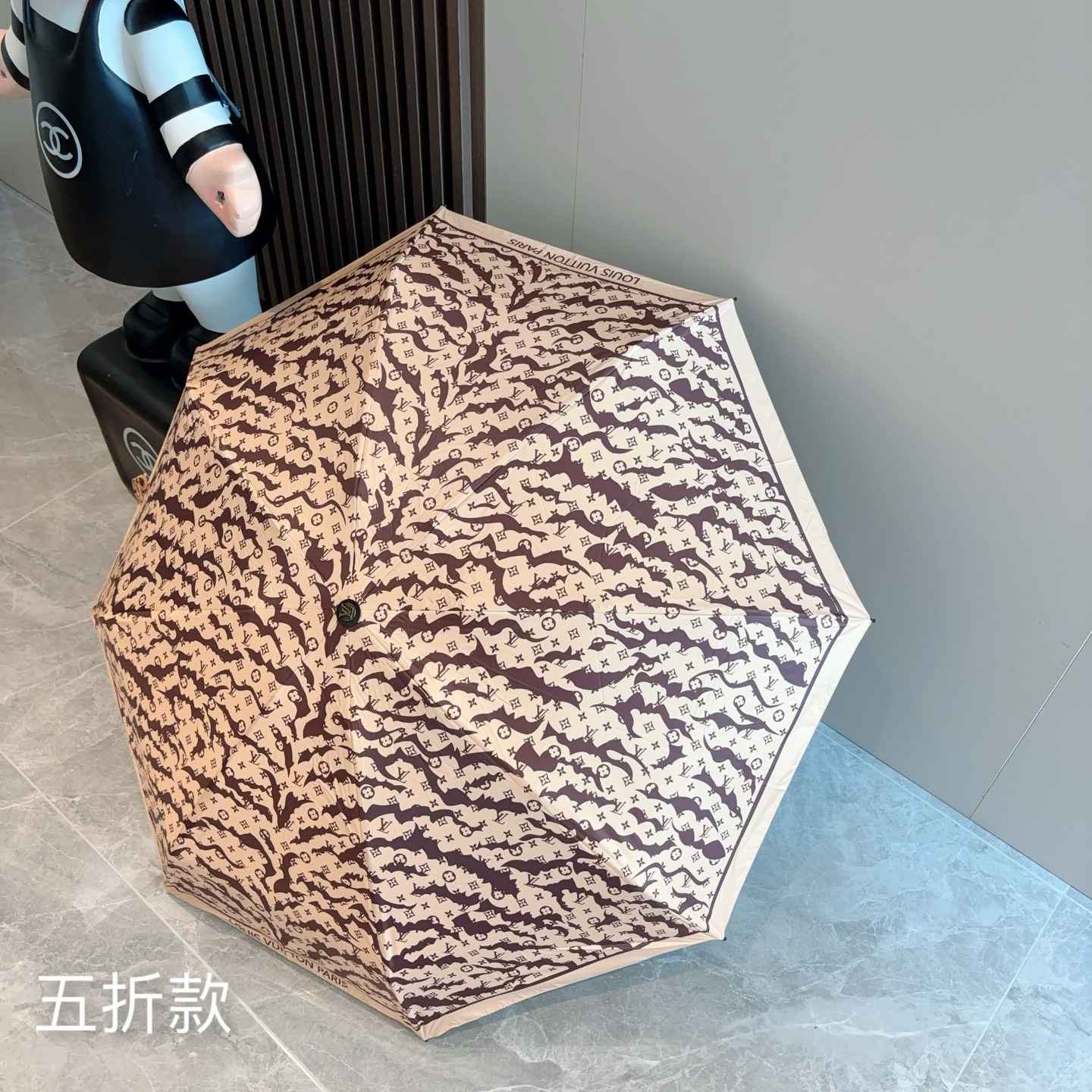  LOUIS VUITTON（路易威登）五折伞 热卖款 时尚指数爆表 不论晴天雨天使用都相得益彰 拥有它