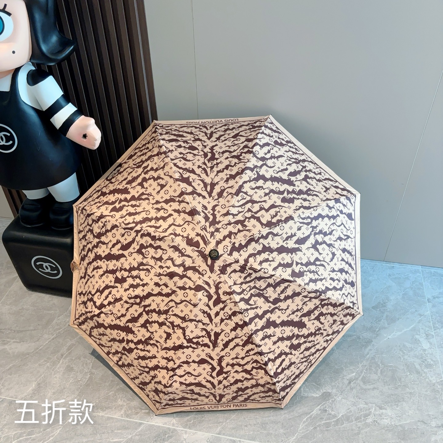  LOUIS VUITTON（路易威登）五折伞 热卖款 时尚指数爆表 不论晴天雨天使用都相得益彰 拥有它
