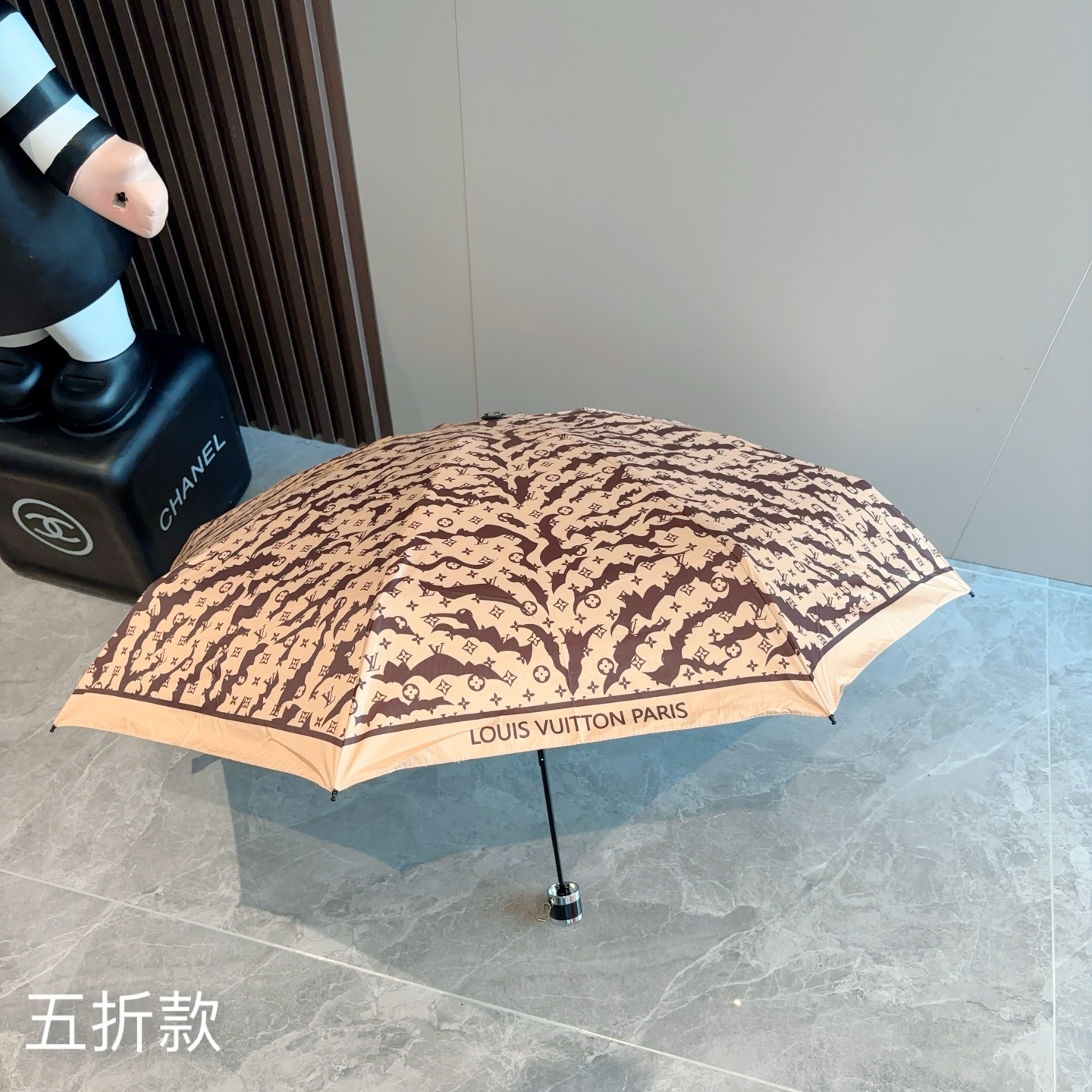  LOUIS VUITTON（路易威登）五折伞 热卖款 时尚指数爆表 不论晴天雨天使用都相得益彰 拥有它