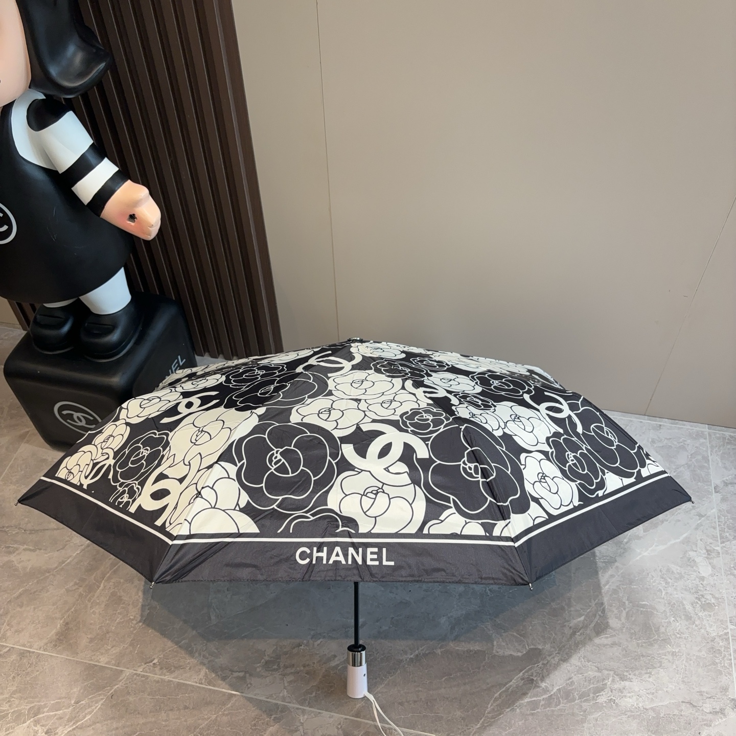  CHANEL（香奈儿）三折自动折叠晴雨伞 集合香奈儿灵魂LOGO为一体的设计风格高雅奢华 带在身上带来