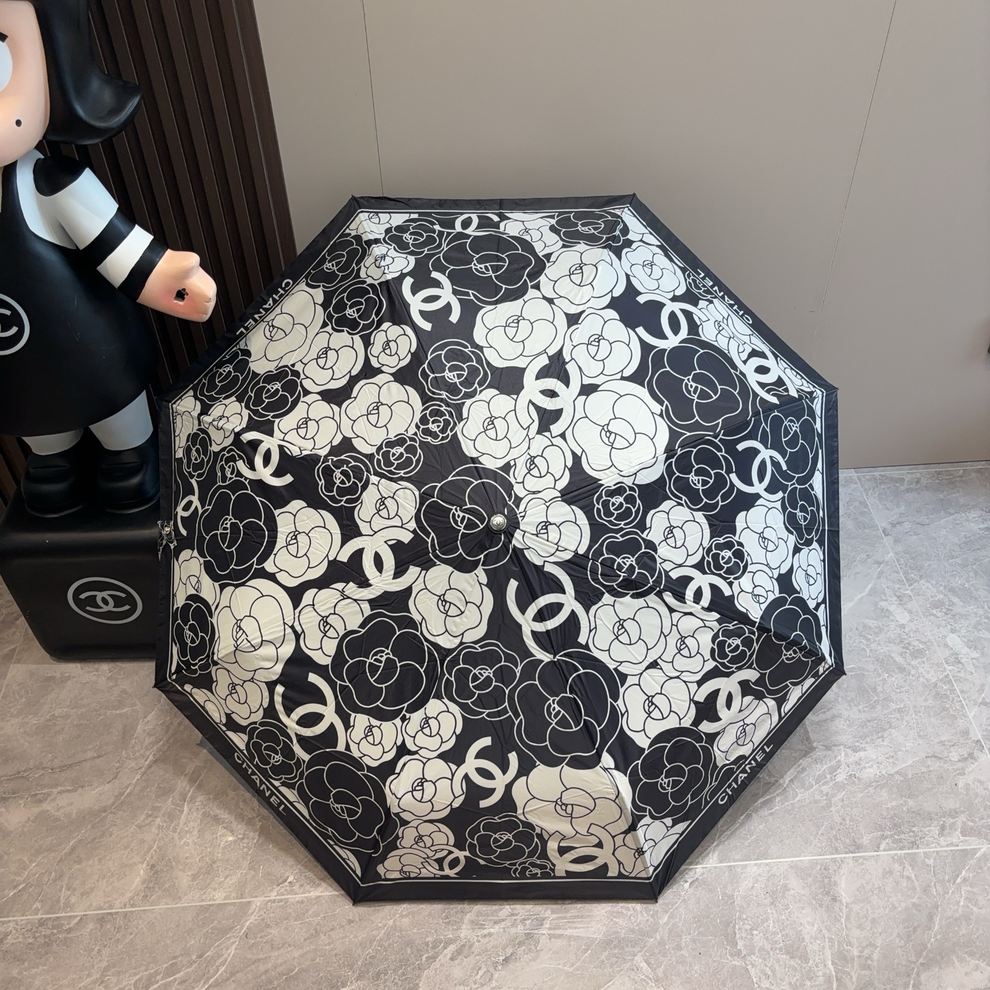  CHANEL（香奈儿）三折自动折叠晴雨伞 集合香奈儿灵魂LOGO为一体的设计风格高雅奢华 带在身上带来