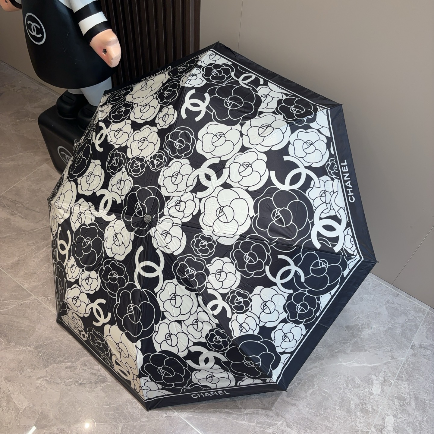  CHANEL（香奈儿）三折自动折叠晴雨伞 集合香奈儿灵魂LOGO为一体的设计风格高雅奢华 带在身上带来
