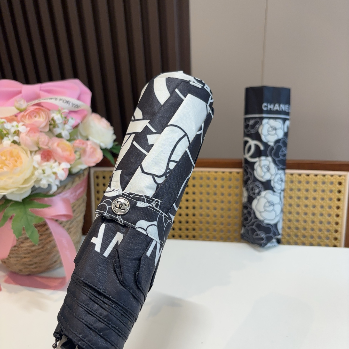  CHANEL（香奈儿）三折自动折叠晴雨伞 集合香奈儿灵魂LOGO为一体的设计风格高雅奢华 带在身上带来