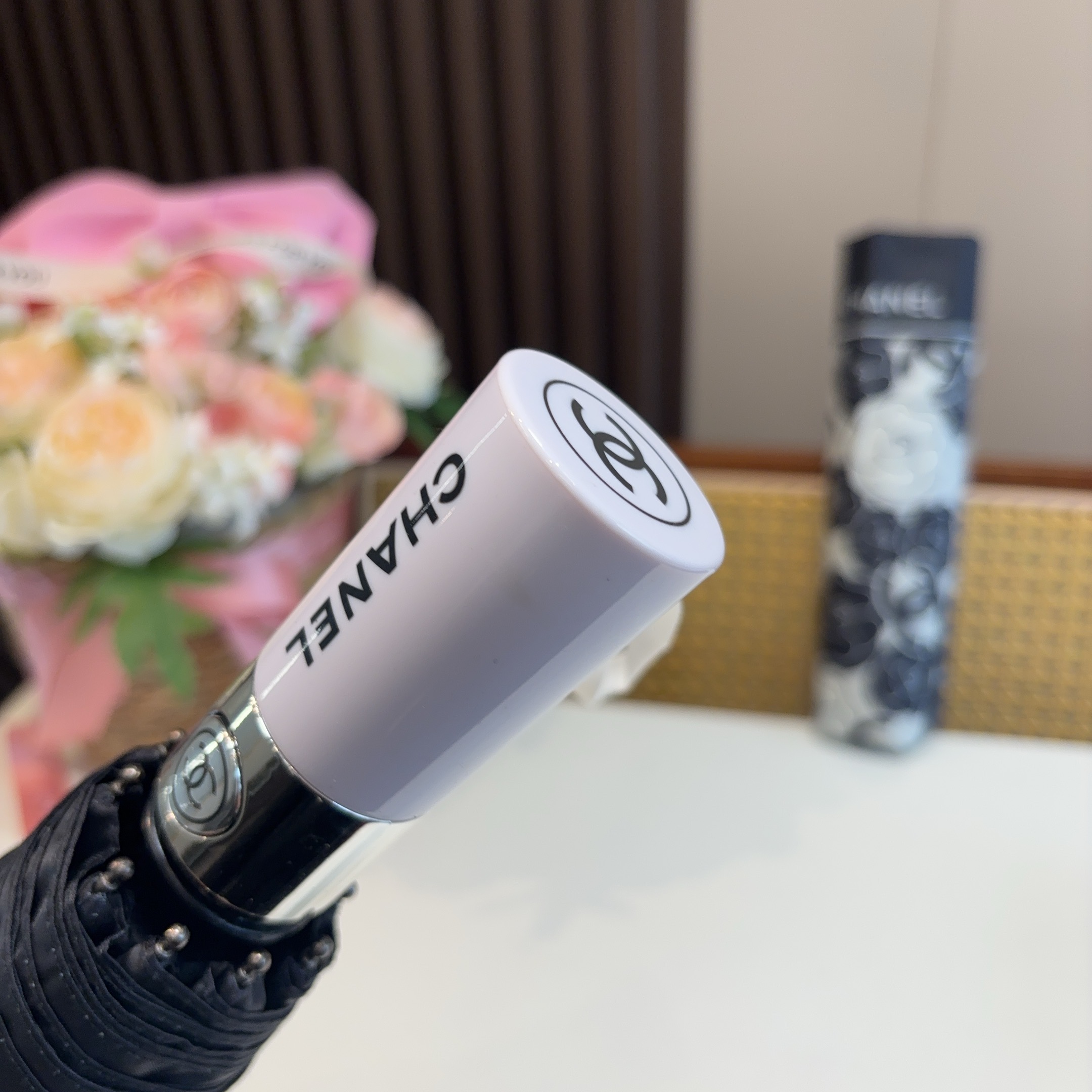  CHANEL（香奈儿）三折自动折叠晴雨伞 集合香奈儿灵魂LOGO为一体的设计风格高雅奢华 带在身上带来