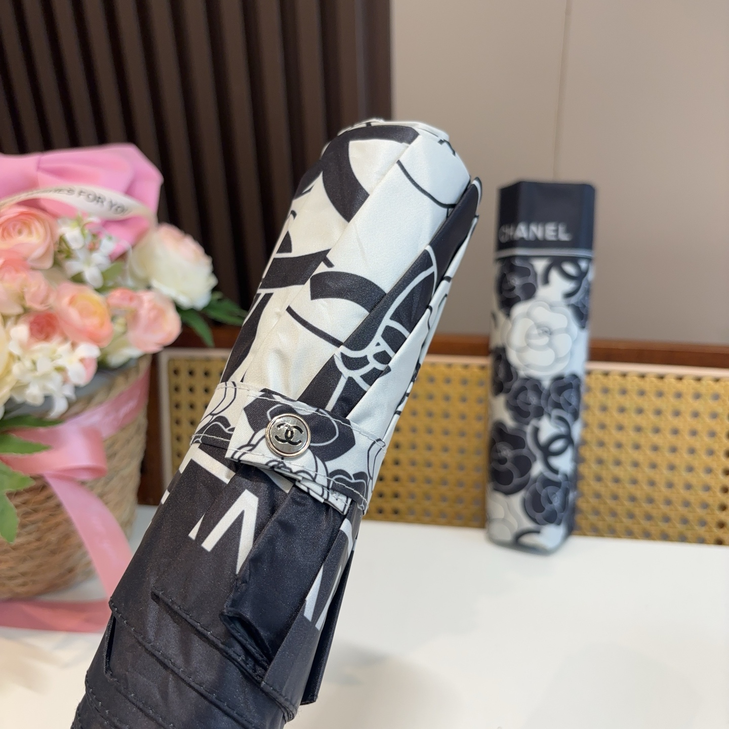  CHANEL（香奈儿）三折自动折叠晴雨伞 集合香奈儿灵魂LOGO为一体的设计风格高雅奢华 带在身上带来