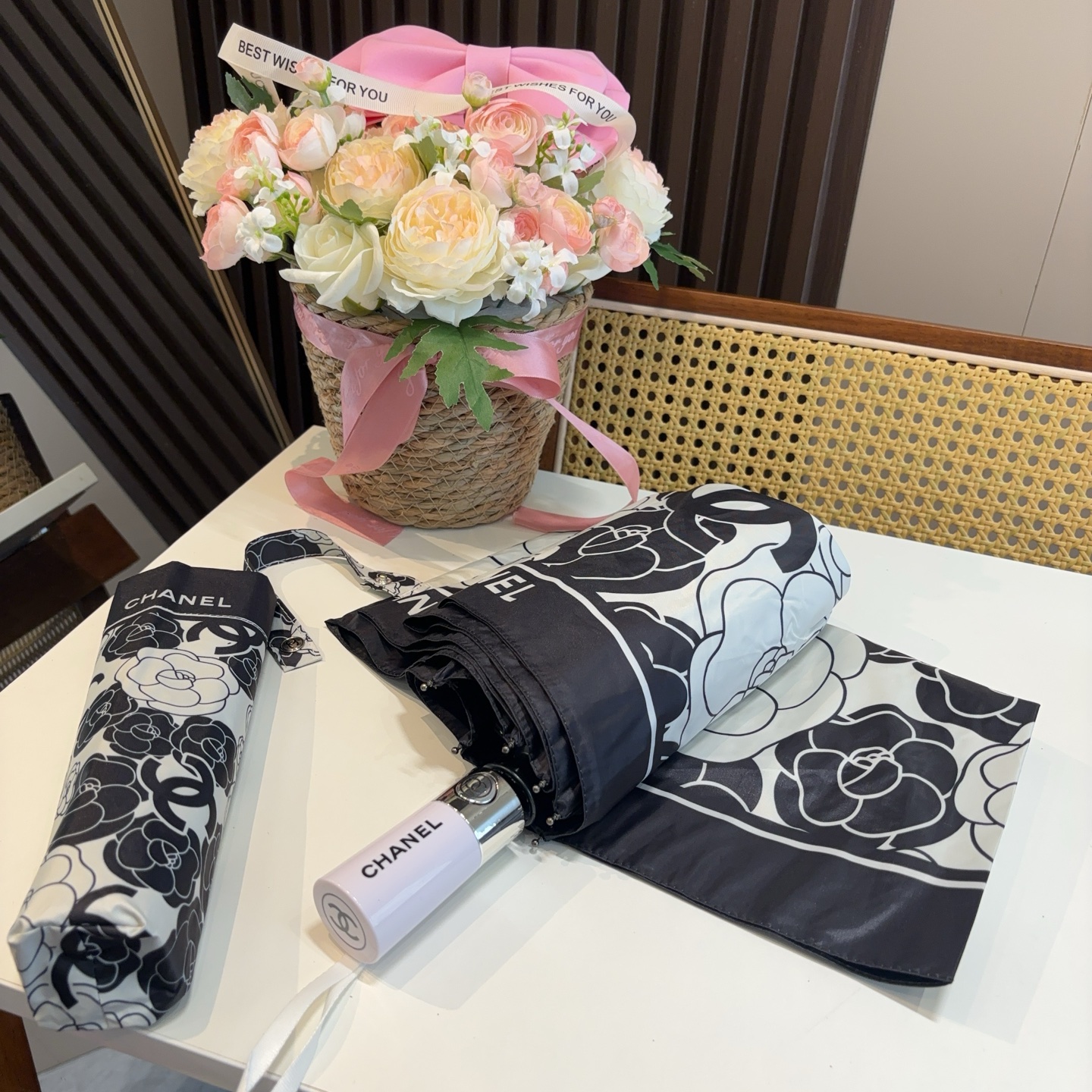  CHANEL（香奈儿）三折自动折叠晴雨伞 集合香奈儿灵魂LOGO为一体的设计风格高雅奢华 带在身上带来