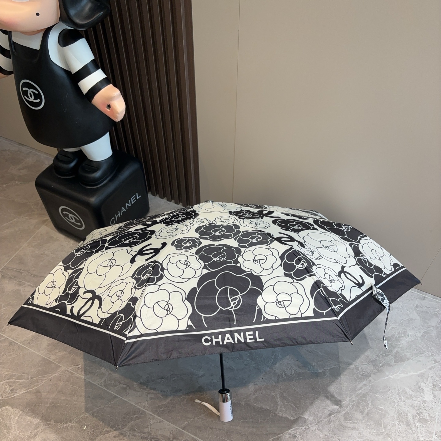  CHANEL（香奈儿）三折自动折叠晴雨伞 集合香奈儿灵魂LOGO为一体的设计风格高雅奢华 带在身上带来