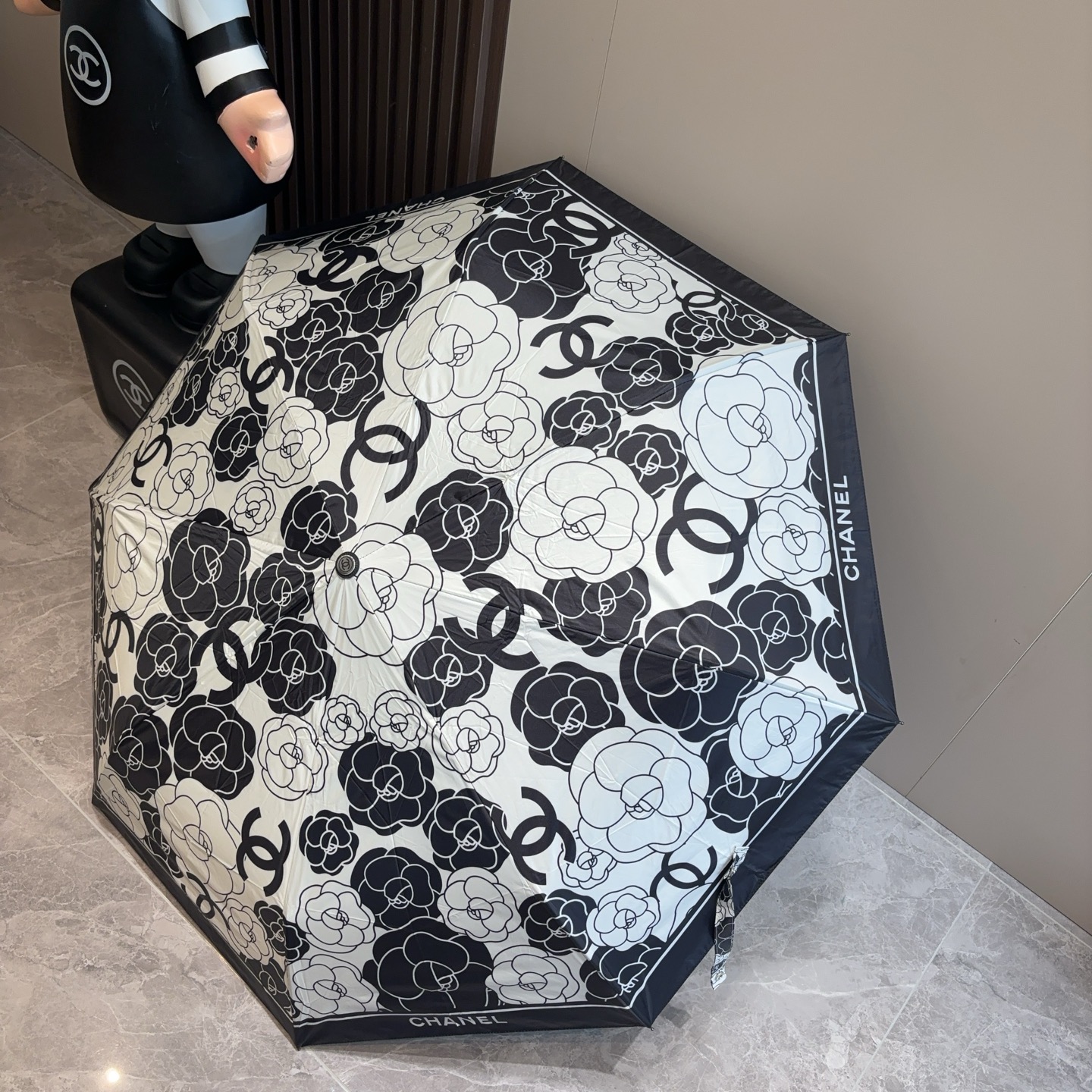 CHANEL（香奈儿）三折自动折叠晴雨伞 集合香奈儿灵魂LOGO为一体的设计风格高雅奢华 带在身上带来
