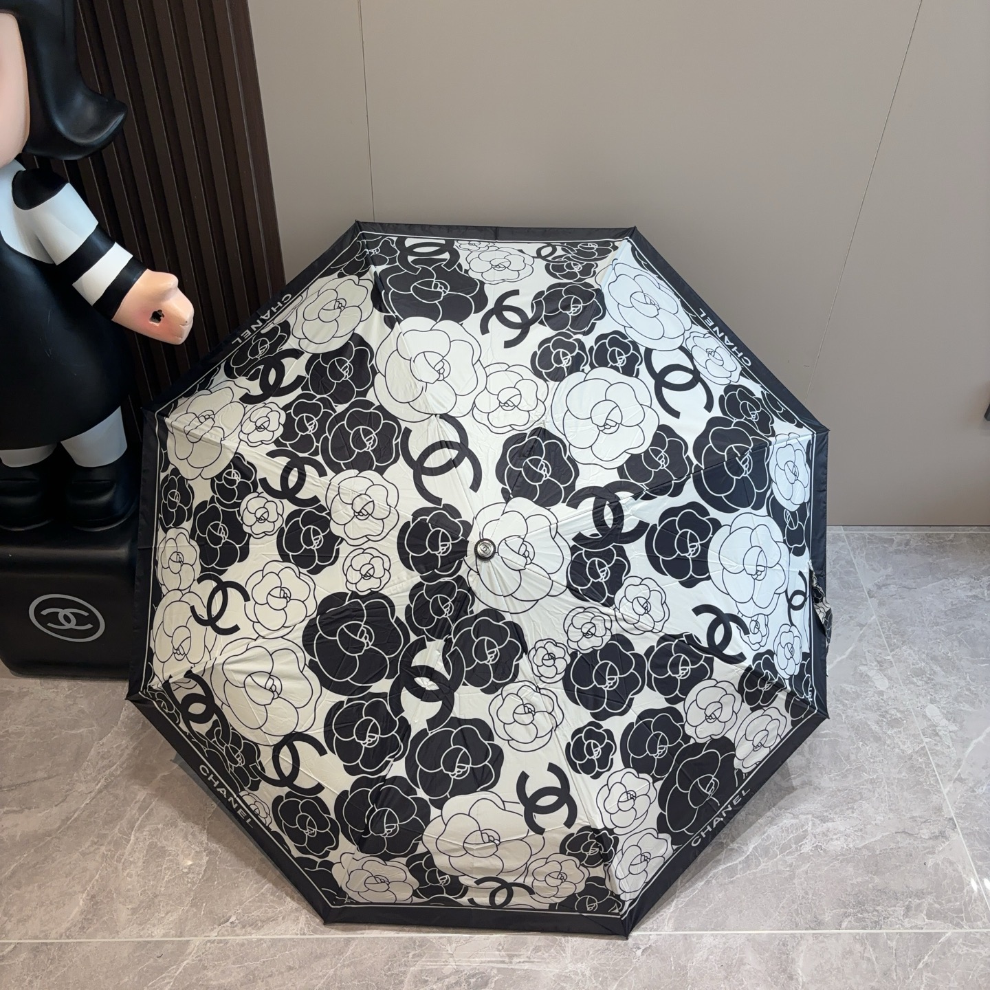  CHANEL（香奈儿）三折自动折叠晴雨伞 集合香奈儿灵魂LOGO为一体的设计风格高雅奢华 带在身上带来