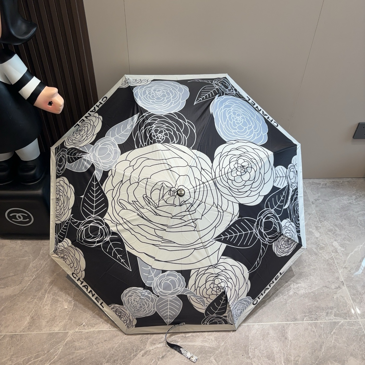  CHANEL（香奈儿）三折自动折叠晴雨伞 集合香奈儿灵魂LOGO为一体的设计风格高雅奢华 带在身上带来
