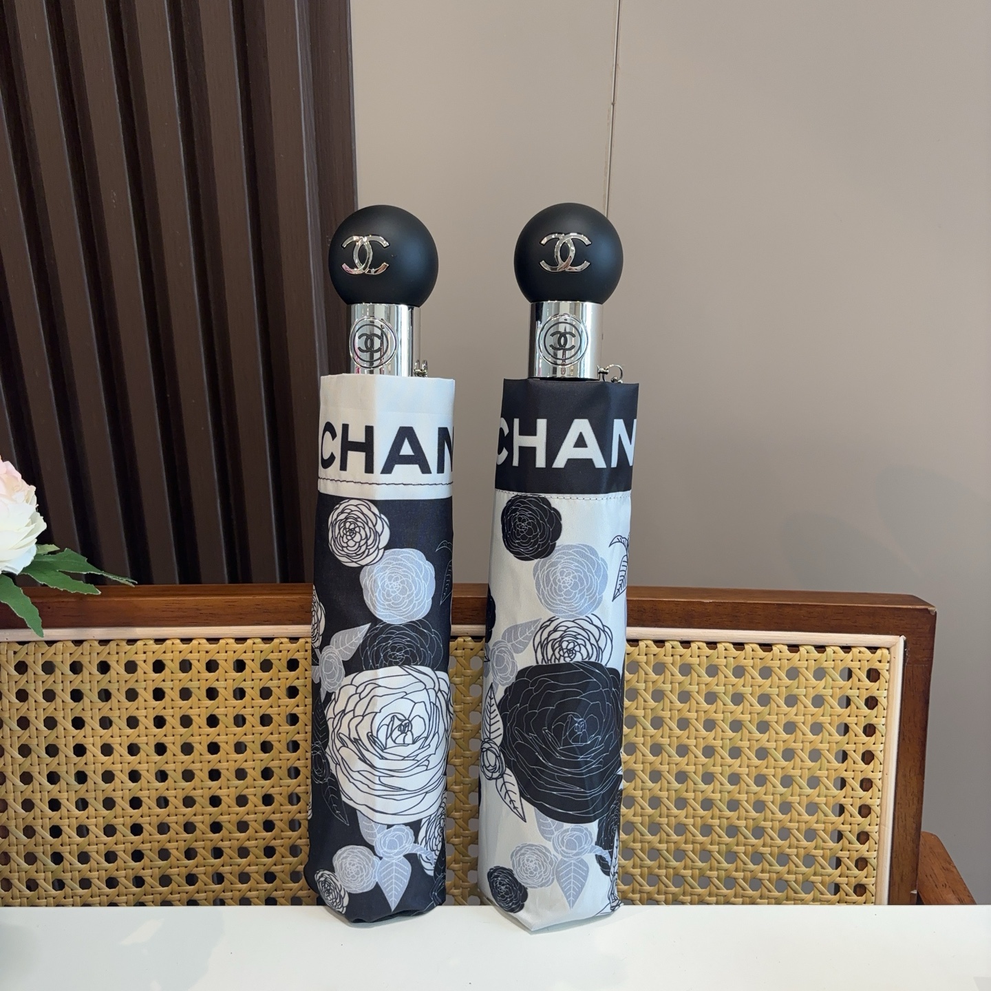  CHANEL（香奈儿）三折自动折叠晴雨伞 集合香奈儿灵魂LOGO为一体的设计风格高雅奢华 带在身上带来