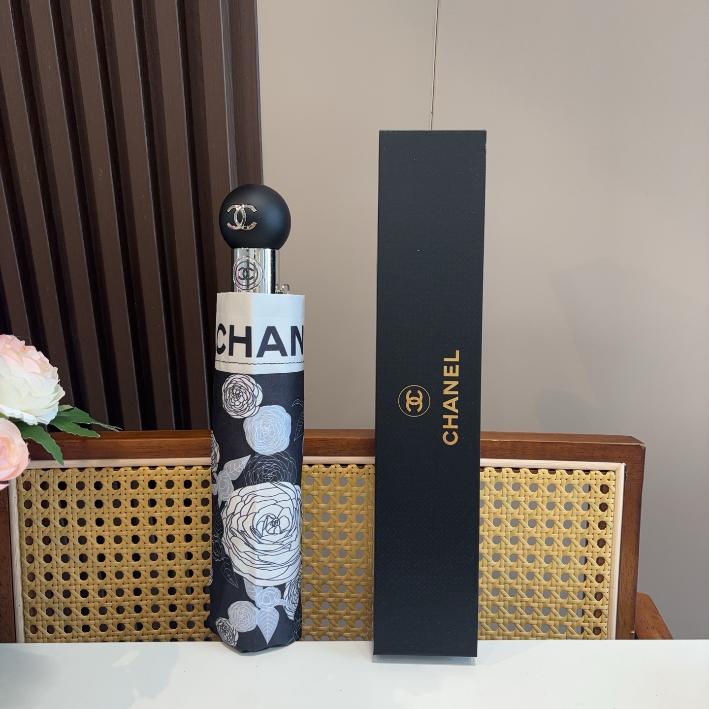  CHANEL（香奈儿）三折自动折叠晴雨伞 集合香奈儿灵魂LOGO为一体的设计风格高雅奢华 带在身上带来