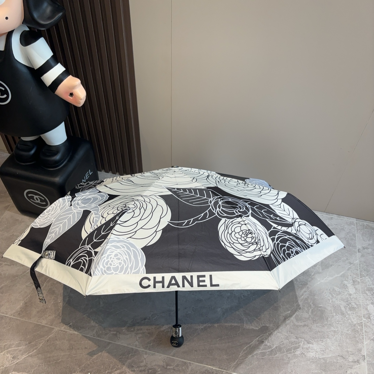  CHANEL（香奈儿）三折自动折叠晴雨伞 集合香奈儿灵魂LOGO为一体的设计风格高雅奢华 带在身上带来