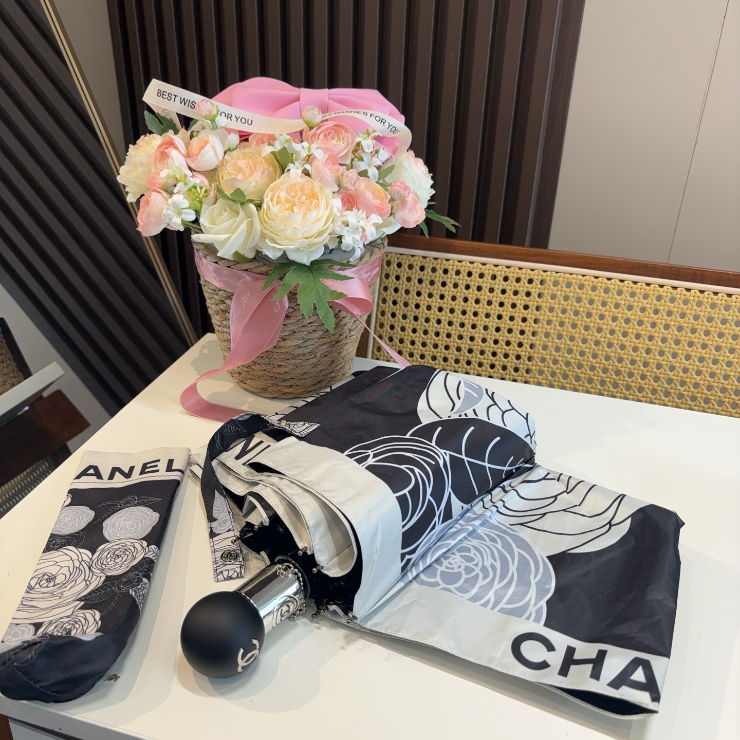  CHANEL（香奈儿）三折自动折叠晴雨伞 集合香奈儿灵魂LOGO为一体的设计风格高雅奢华 带在身上带来