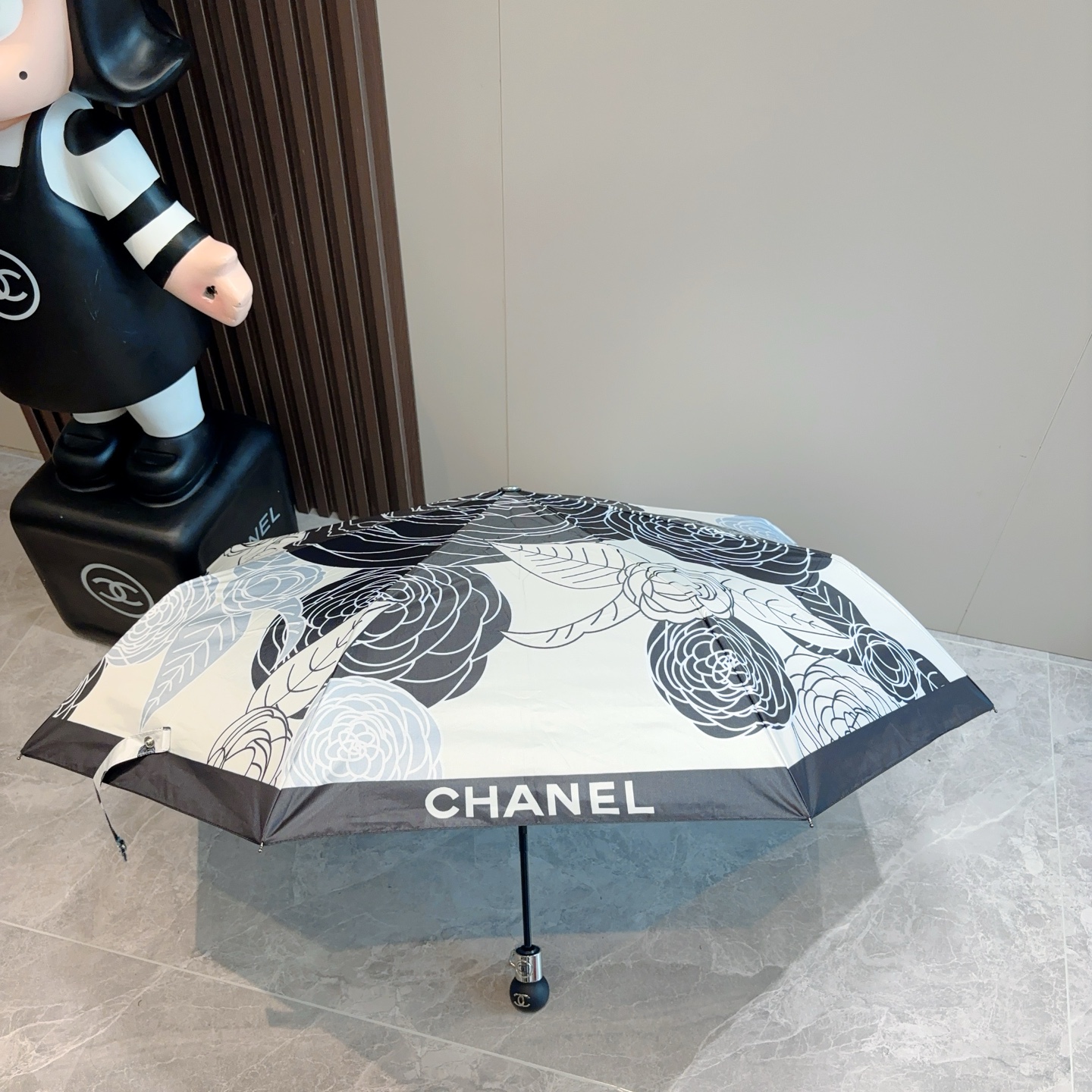  CHANEL（香奈儿）三折自动折叠晴雨伞 集合香奈儿灵魂LOGO为一体的设计风格高雅奢华 带在身上带来