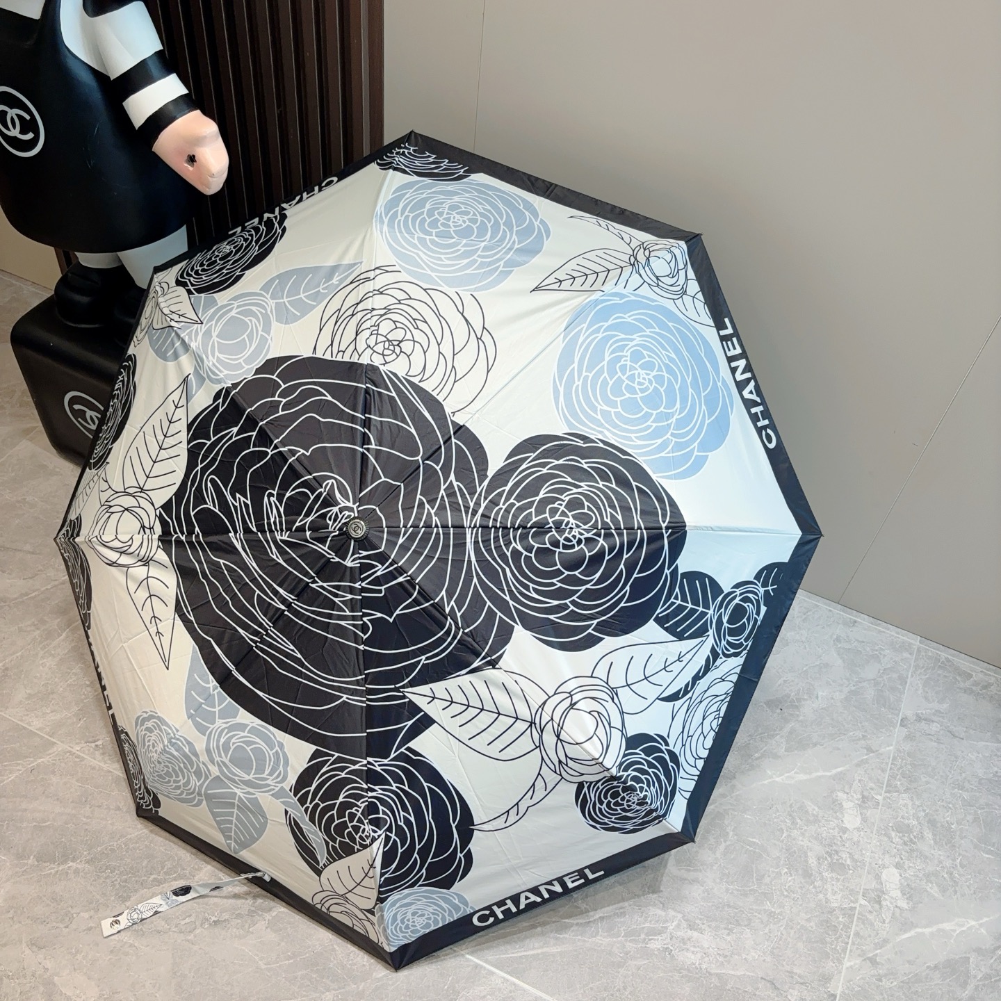  CHANEL（香奈儿）三折自动折叠晴雨伞 集合香奈儿灵魂LOGO为一体的设计风格高雅奢华 带在身上带来