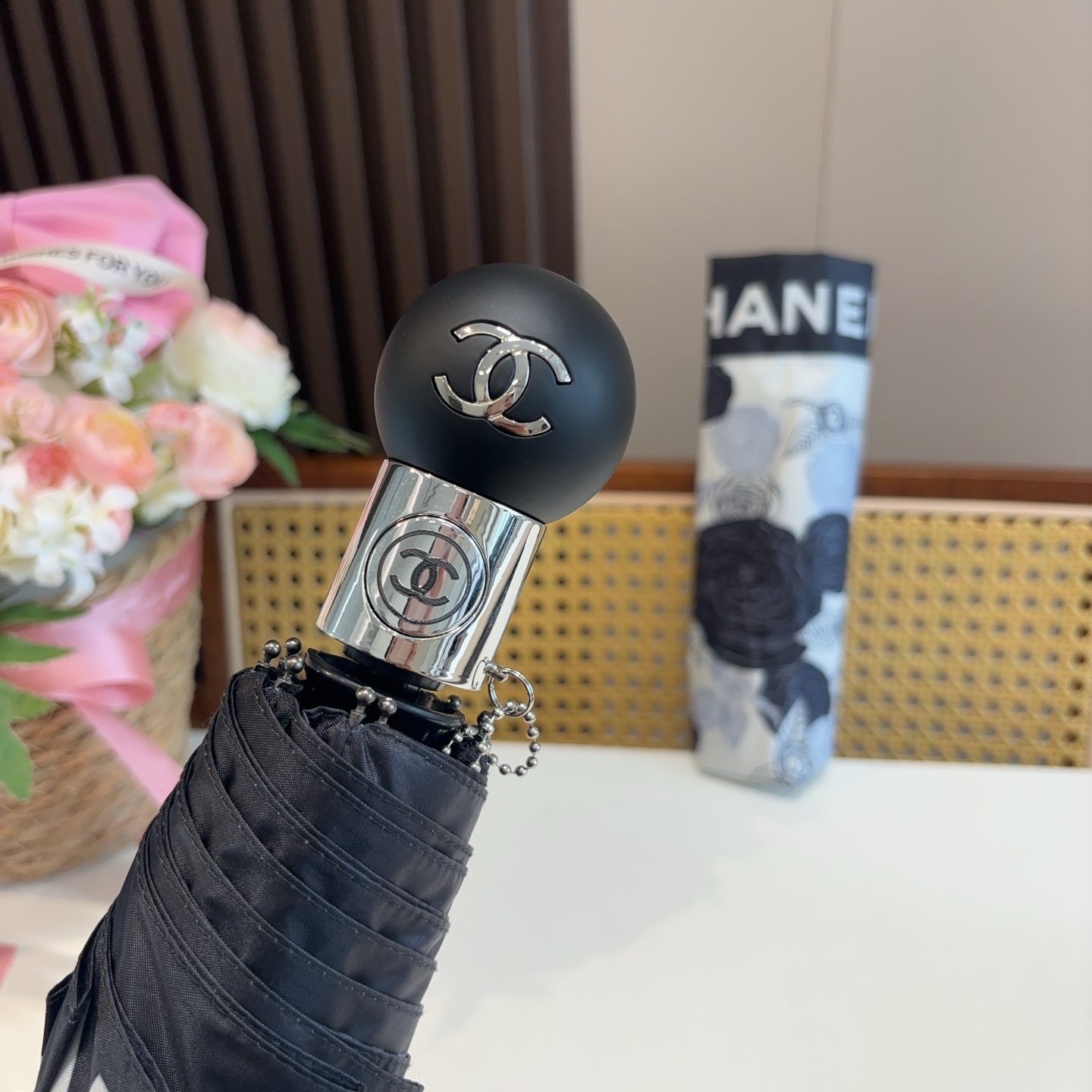  CHANEL（香奈儿）三折自动折叠晴雨伞 集合香奈儿灵魂LOGO为一体的设计风格高雅奢华 带在身上带来
