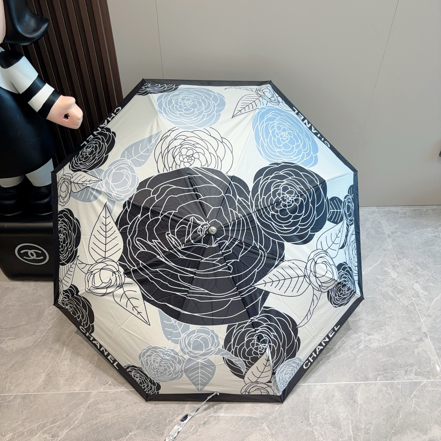  CHANEL（香奈儿）三折自动折叠晴雨伞 集合香奈儿灵魂LOGO为一体的设计风格高雅奢华 带在身上带来