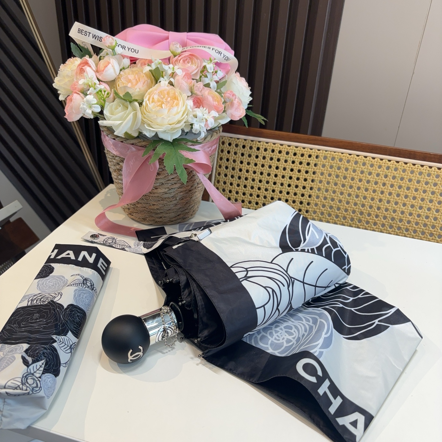  CHANEL（香奈儿）三折自动折叠晴雨伞 集合香奈儿灵魂LOGO为一体的设计风格高雅奢华 带在身上带来