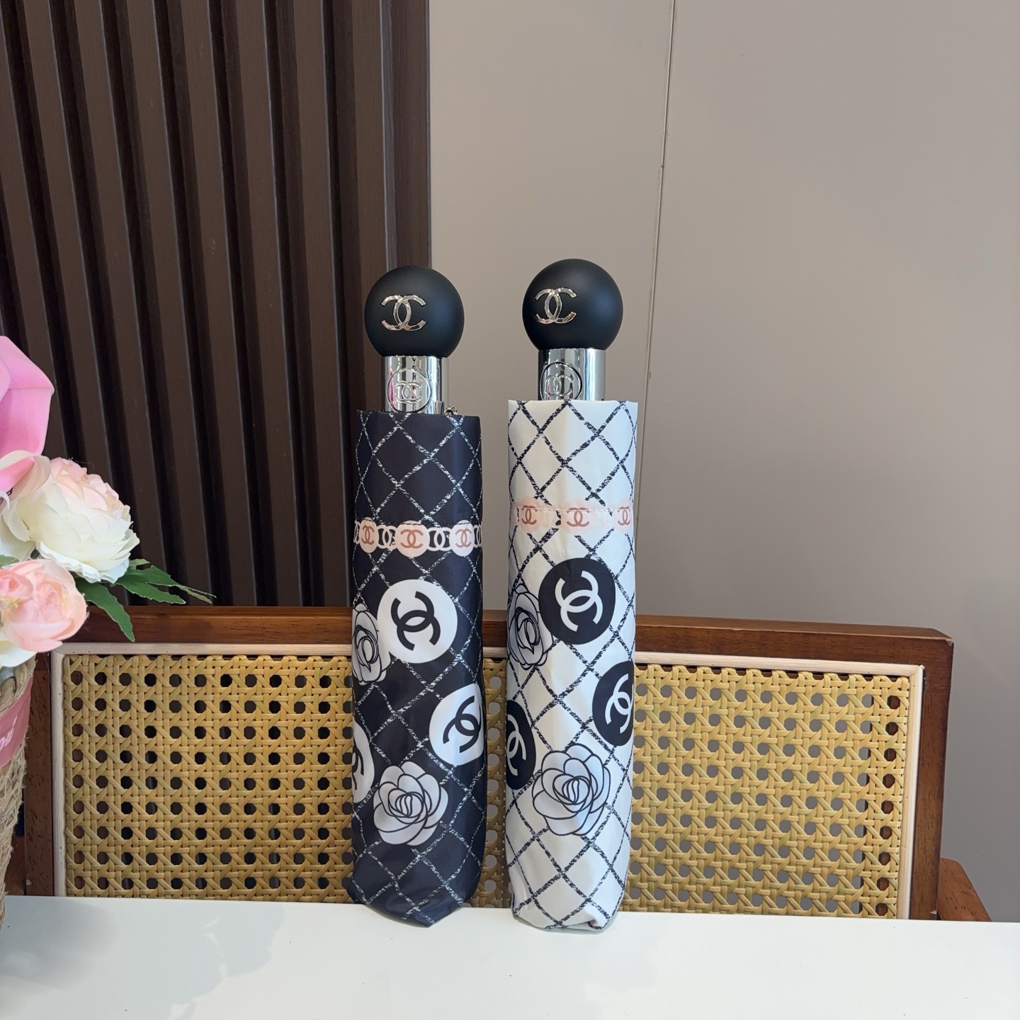  CHANEL（香奈儿）三折自动折叠晴雨伞 集合香奈儿灵魂LOGO为一体的设计风格高雅奢华 带在身上带来