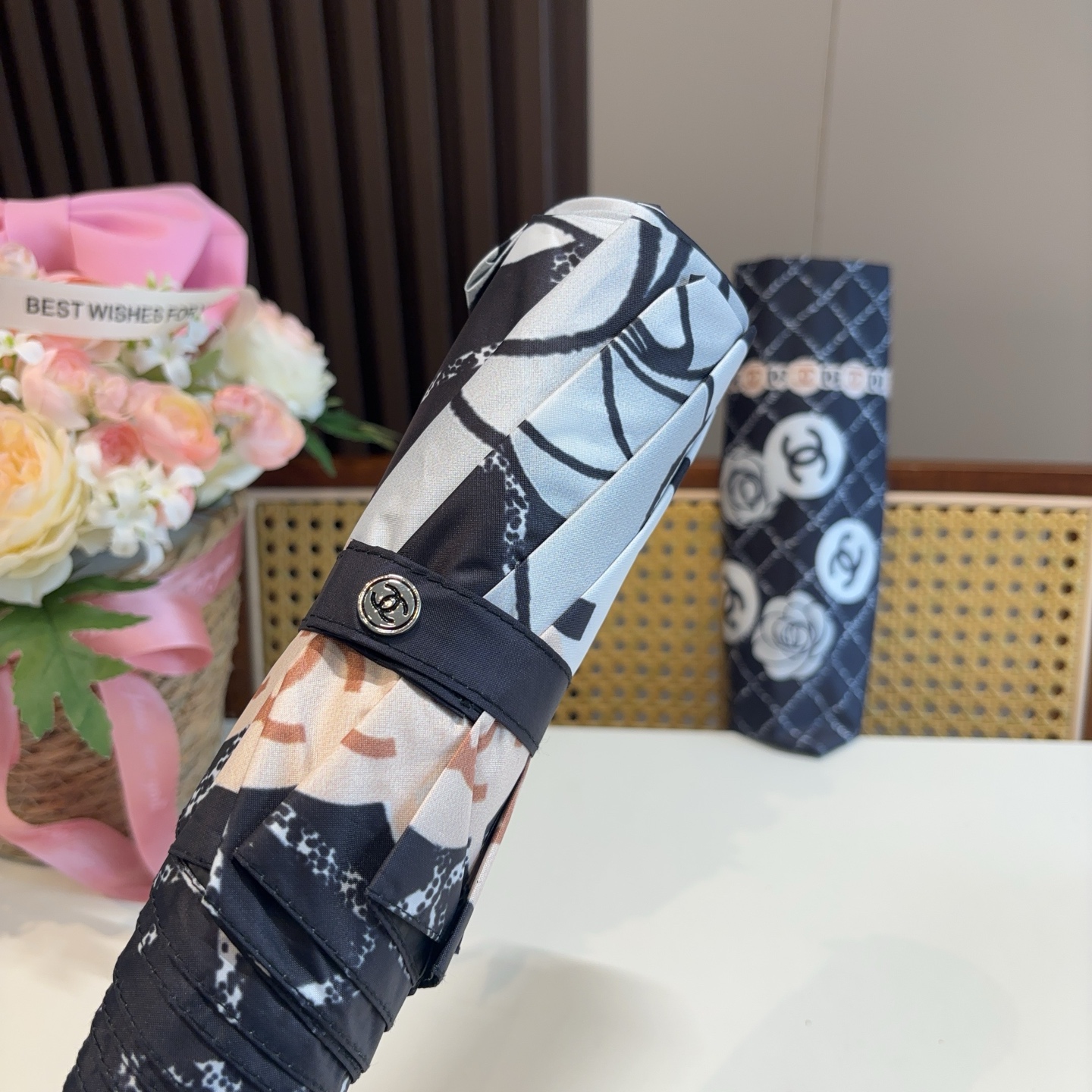  CHANEL（香奈儿）三折自动折叠晴雨伞 集合香奈儿灵魂LOGO为一体的设计风格高雅奢华 带在身上带来