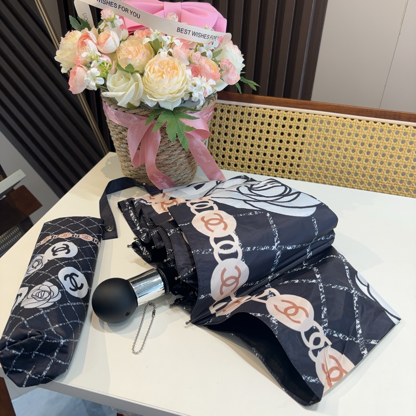  CHANEL（香奈儿）三折自动折叠晴雨伞 集合香奈儿灵魂LOGO为一体的设计风格高雅奢华 带在身上带来