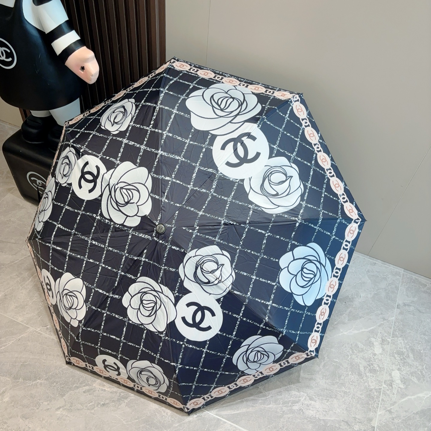  CHANEL（香奈儿）三折自动折叠晴雨伞 集合香奈儿灵魂LOGO为一体的设计风格高雅奢华 带在身上带来