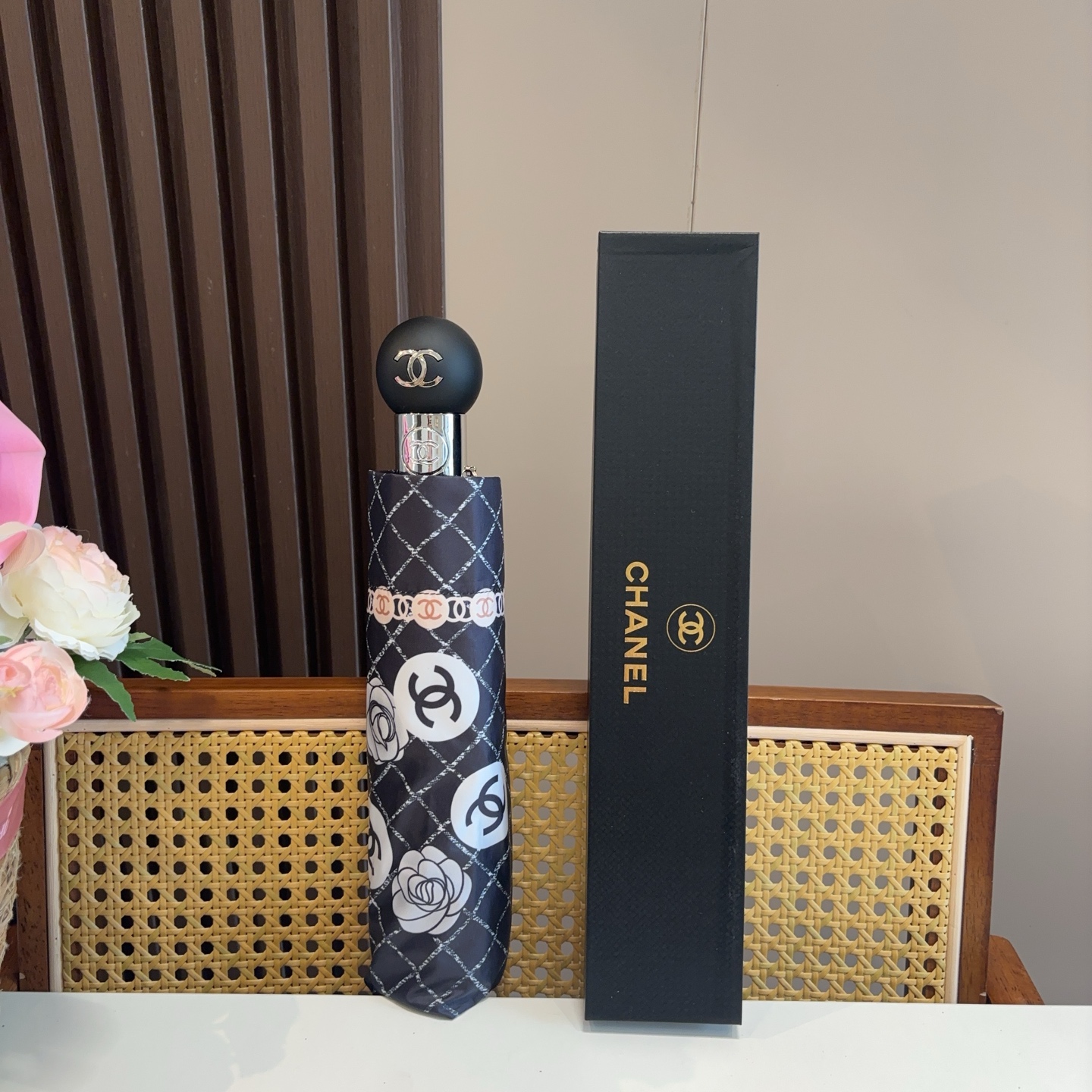  CHANEL（香奈儿）三折自动折叠晴雨伞 集合香奈儿灵魂LOGO为一体的设计风格高雅奢华 带在身上带来