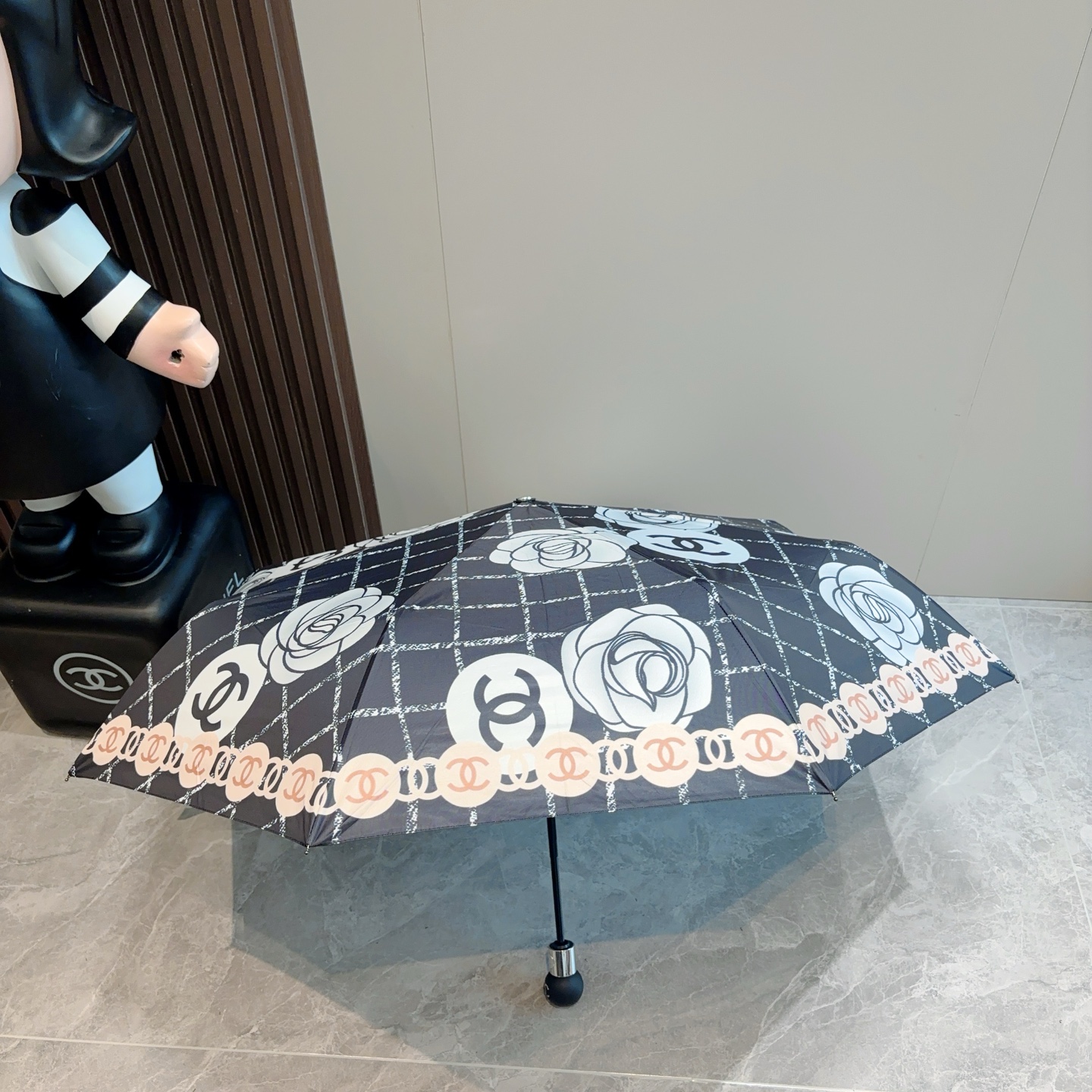  CHANEL（香奈儿）三折自动折叠晴雨伞 集合香奈儿灵魂LOGO为一体的设计风格高雅奢华 带在身上带来